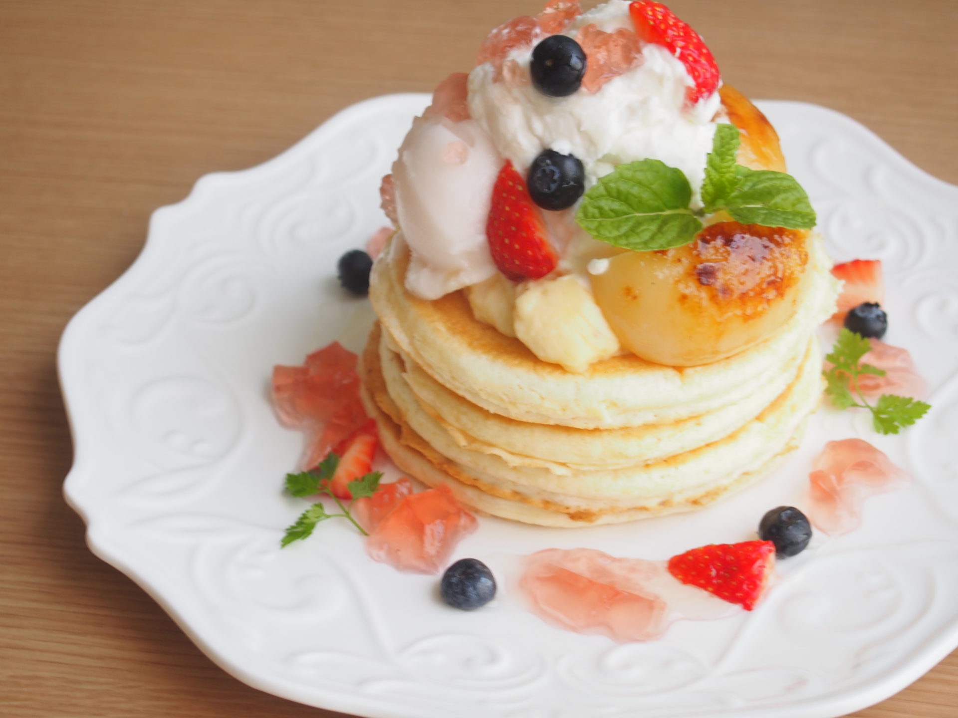 7 8月限定 桃のキャラメリゼとキラキラロゼのパンケーキ 1 550 札幌市中央区のパンケーキ パフェ Sapporopancake Parfait ｌａｓｔ ｍｉｎｔ